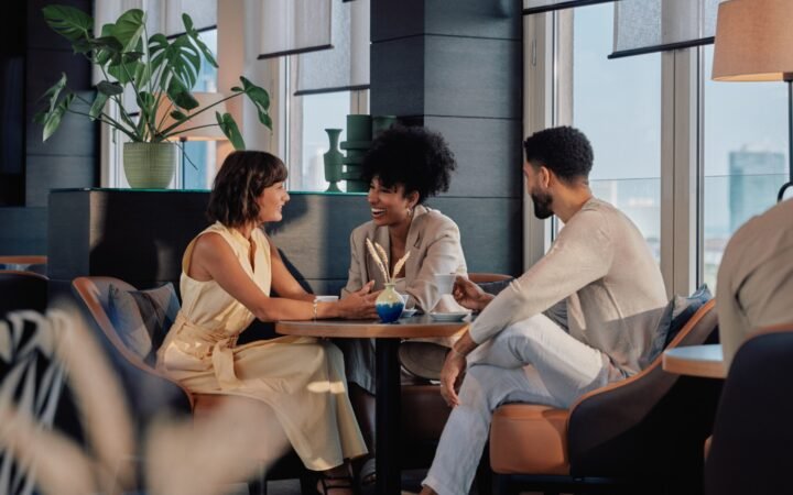 Three guests meeting in the executive lounge at Hilton Vienna Waterfront