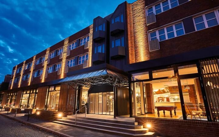 Leonardo Hotels’ Royal Conti Hansa Kiel exterior illuminated at dusk.