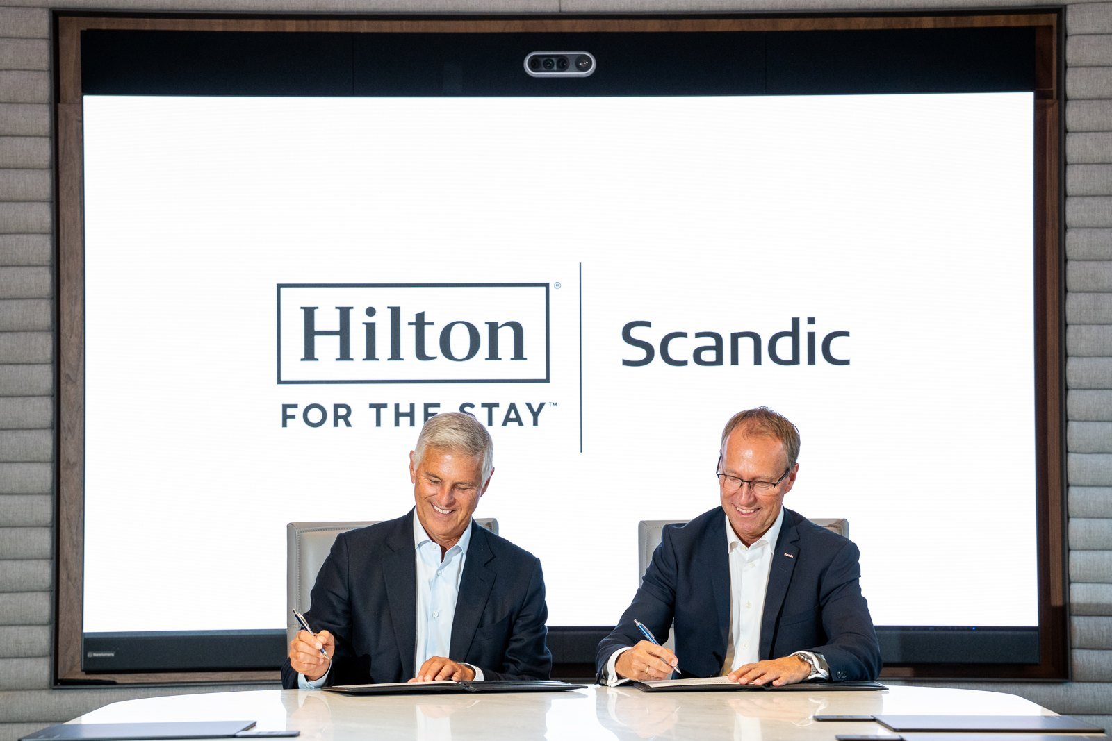 Scandic and Hilton chief executives Jens Mathiesen and Chris Nassetta signing their Nordic development agreement.