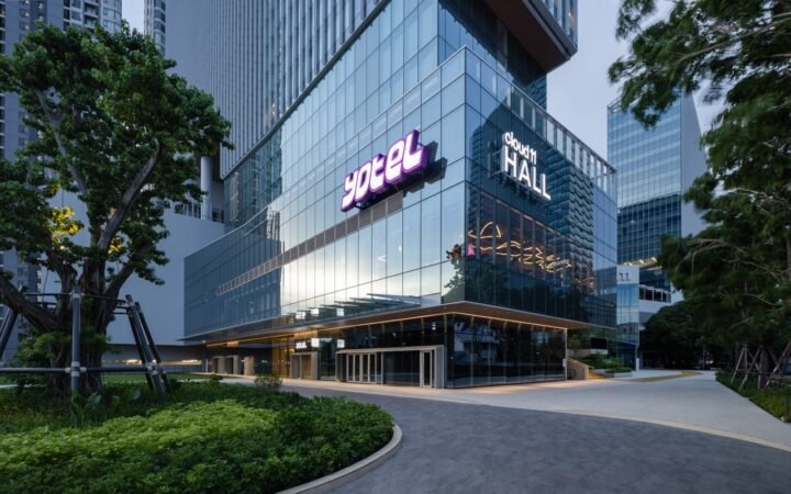 YOTEL Bangkok Sukhumvit exterior with YOTEL and Cloud 11 signage