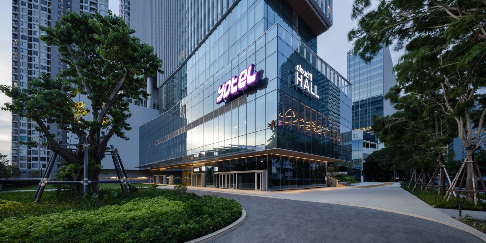 YOTEL Bangkok Sukhumvit exterior with YOTEL and Cloud 11 signage